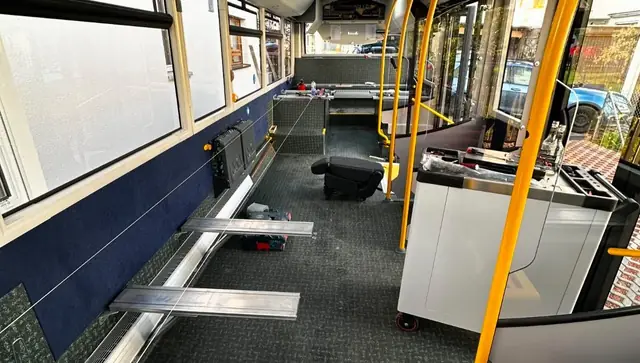 Der leergeräumte Bus während des Umbaus