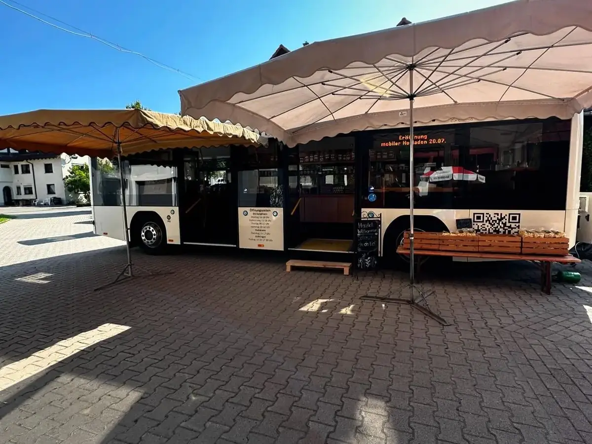 Der Hofbus mit aufgespanntem Sonnenschirm in Gültlingen