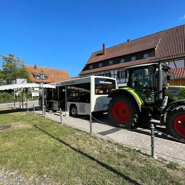 Der Hofbus mit Traktor in Holzbronn
