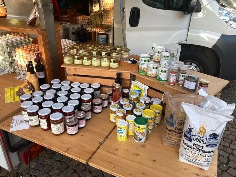 Gläser mit Marmelade und Honig am Marktstand