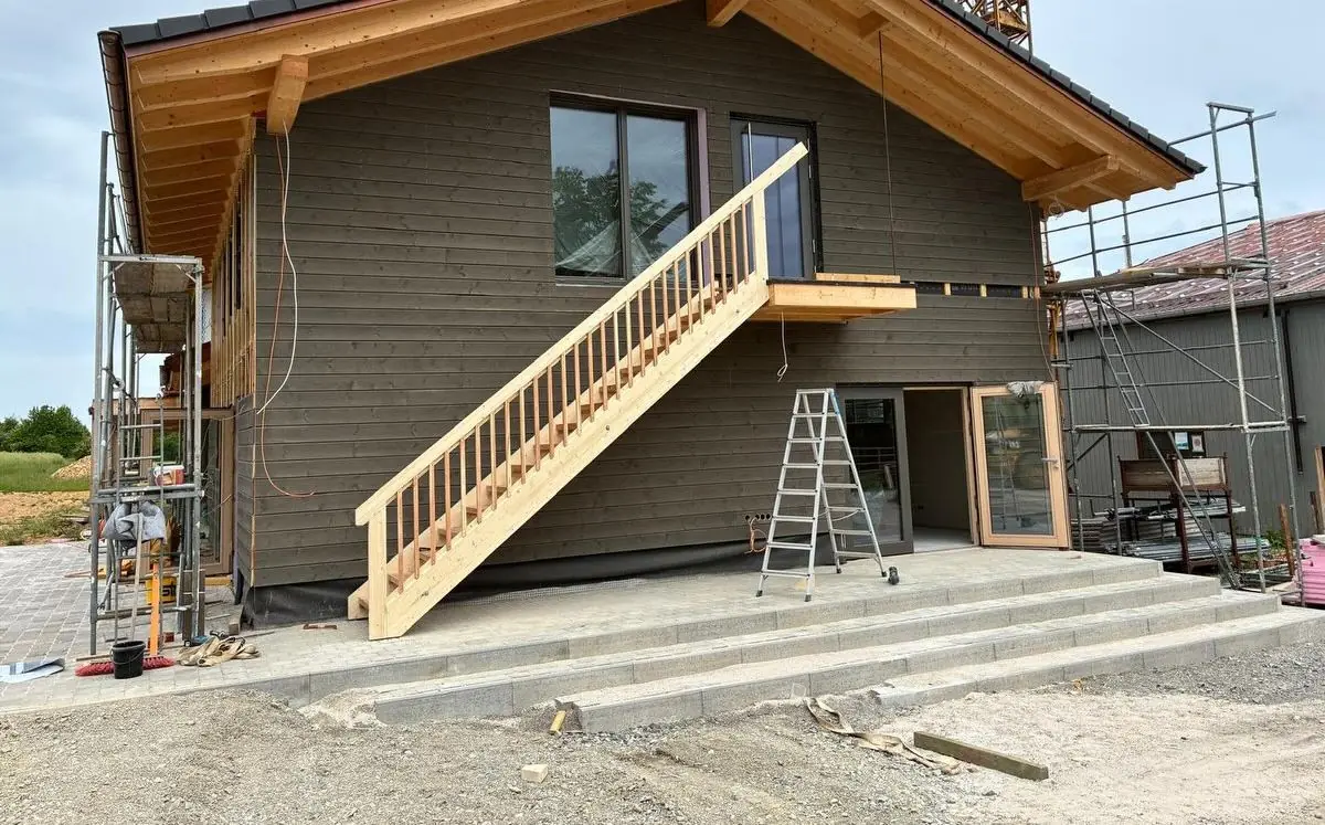 Der neue Hofladen aus Holz mit Außentreppe zum Obergeschoss